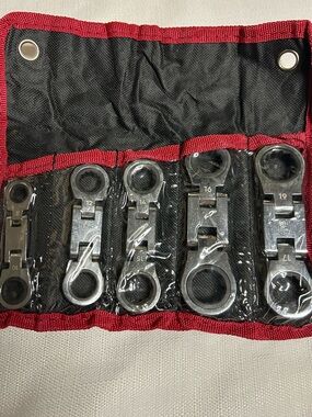 Set of Chrome Ratcheting Wrenches with Red-Trim Pouch